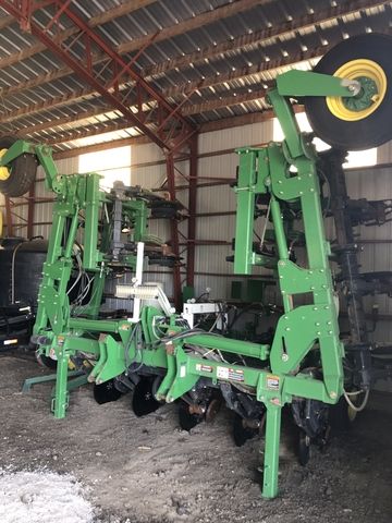 John Deere 2510h Nutrient Applicator ( Farm Equipment )