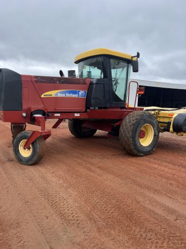2013 New Holland H8080 Self-propelled Windrower ( Farm Equipment )