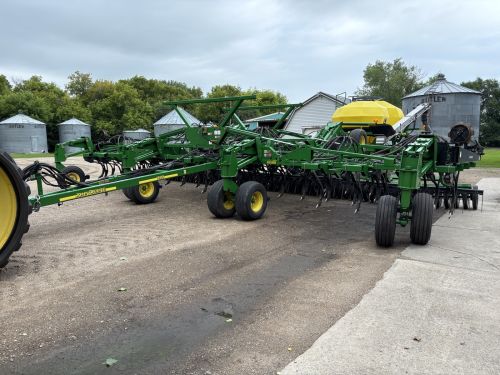 2005 John Deere 1820 Hoe Drill With 1910 270-bushel Air Cart ( Drills