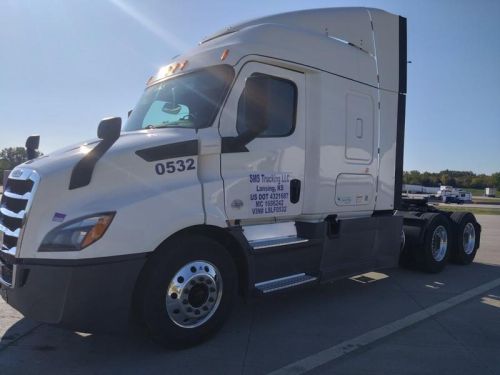 2020 Freightliner Cascadia Conventional Sleeper Semi-tractor (  )