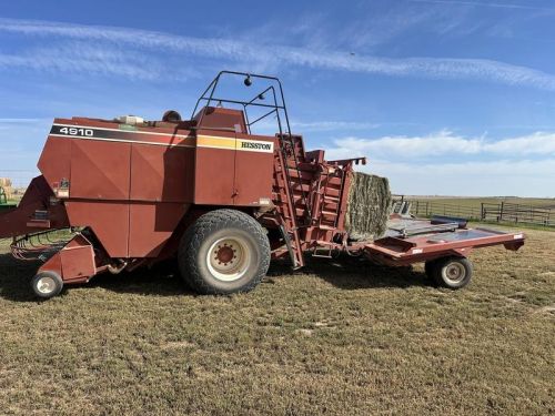 1998 Hesston 4910 4x4 Large Square Baler With Accumulator ( Bale Hand