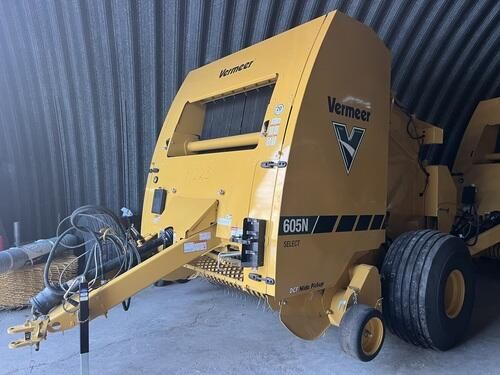 2024 Vermeer 605n Round Baler ( Bale Handling )