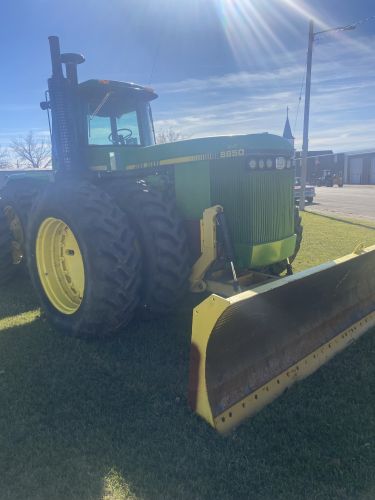 1987 John Deere 8850 Tractor With Blade ( Tractors - John Deere )