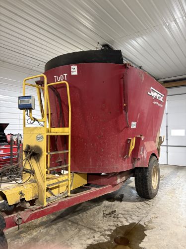 Supreme 700t Twin Screw Vertical Mixer – Balfour, Nd 58712 ( Farm E