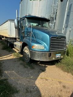 2005 Mack Day Cab ( Trucks )