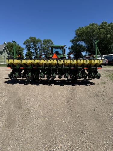 2001 John Deere Maxemerge Plus Vacumeter Planter ( Planting Equipment